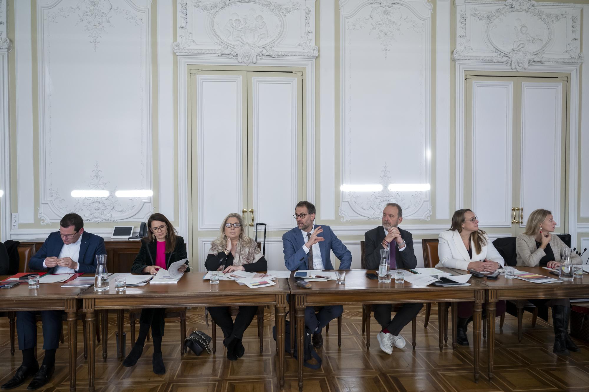 Le Conseil d'Etat genevois in corpore, Pierre Maudet, Anne Hiltpold, Nathalie Fontanet, le president du Conseil d'Etat genevois, Antonio Hodgers, Thierry Apotheloz, Carole-Anne Kast, Delphine Bachmann, de gauche a droite, s'expriment, sur la presentation de son programme de legislature 2023-2028, lors d'une conference de presse du Conseil d'Etat genevois in corpore, ce mercredi 29 novembre 2023 a Geneve. (KEYSTONE/Martial Trezzini)