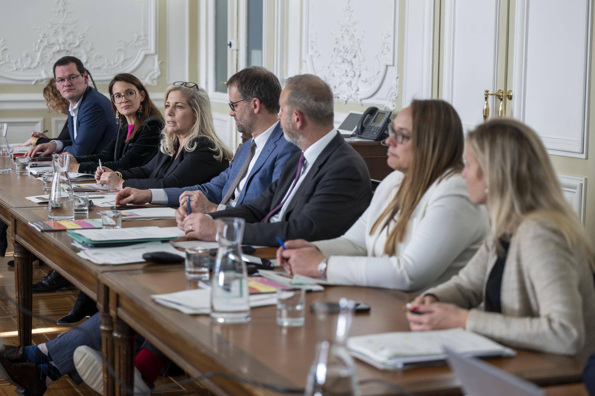 Le Conseil d'Etat genevois in corpore, Pierre Maudet, Anne Hiltpold, Nathalie Fontanet, le president du Conseil d'Etat genevois, Antonio Hodgers, Thierry Apotheloz, Carole-Anne Kast, Delphine Bachmann, de gauche a droite, s'expriment, sur la presentation de son programme de legislature 2023-2028, lors d'une conference de presse du Conseil d'Etat genevois in corpore, ce mercredi 29 novembre 2023 a Geneve. (KEYSTONE/Martial Trezzini)