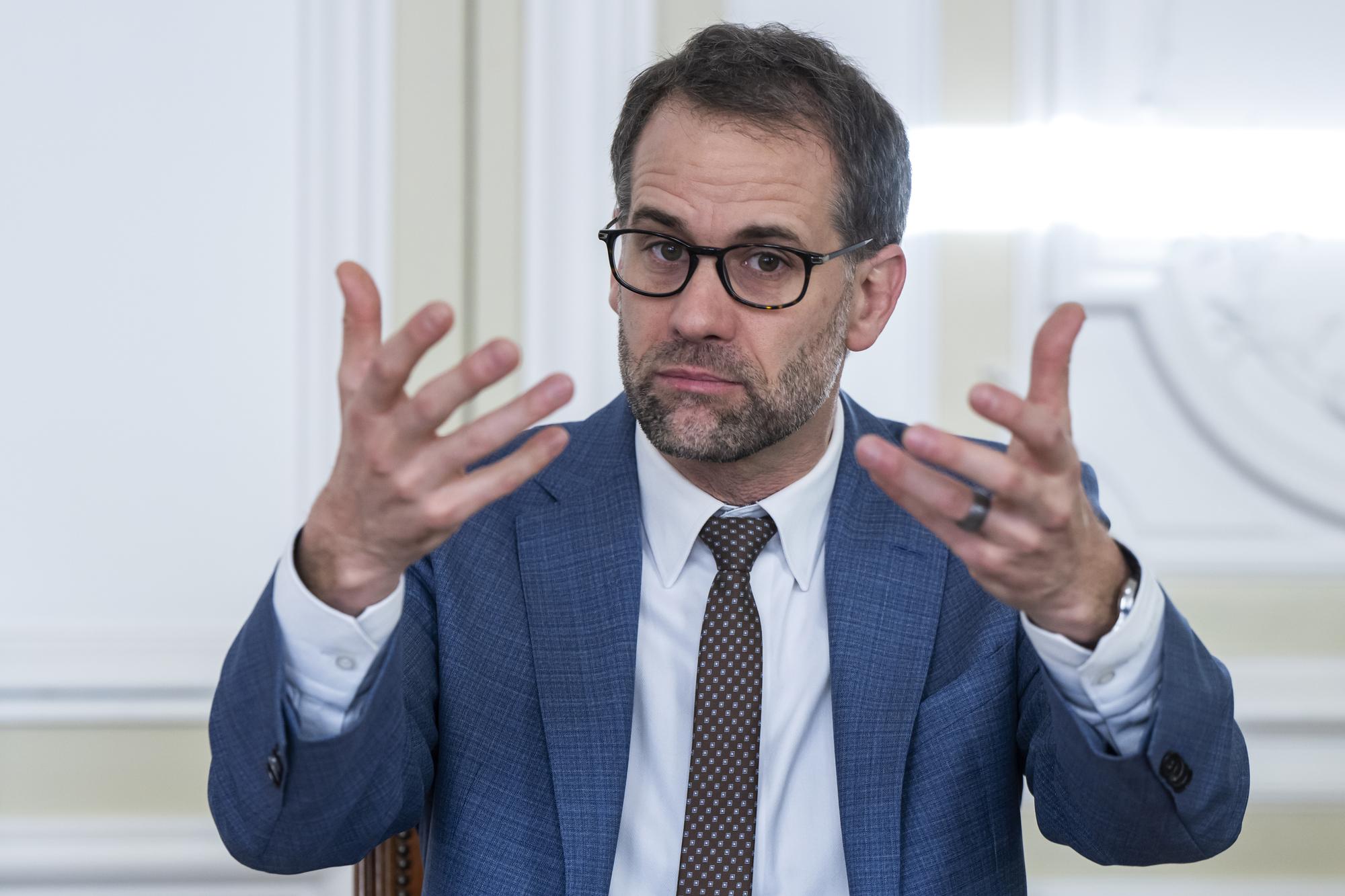 Antonio Hodgers, president du Conseil d'Etat genevois, s'exprime, sur la presentation du Conseil d'Etat de son programme de legislature 2023-2028, lors d'une conference de presse du Conseil d'Etat genevois in corpore, ce mercredi 29 novembre 2023 a Geneve. (KEYSTONE/Martial Trezzini)