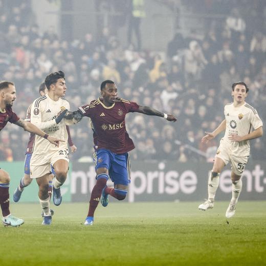 Servette's defender Steve Rouiller, Roma's midfielder Houssem Aouar, Servette's midfielder Gael Ondoua, from left to right, fight for the ball, during the UEFA Europa League group G soccer match between Switzerland's Servette FC and Italy's AS Roma, at the Stade de Geneve stadium, in Geneva, Switzerland, Thursday, November 30, 2023. (KEYSTONE/Salvatore Di Nolfi)