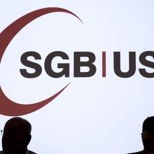 Pierre-Yves Maillard, Praesident, links, und Daniel Lampart, Generalsekretaer, sprechen an der 306. Delegiertenversammlung des Schweizerischen Gewerkschaftsbundes SGB, am Freitag, 1. Dezember 2023, in Bern. Die Gewrkschft behandelt Themen zu Loehnen, Renten und Europapolitik. (KEYSTONE/Peter Schneider)