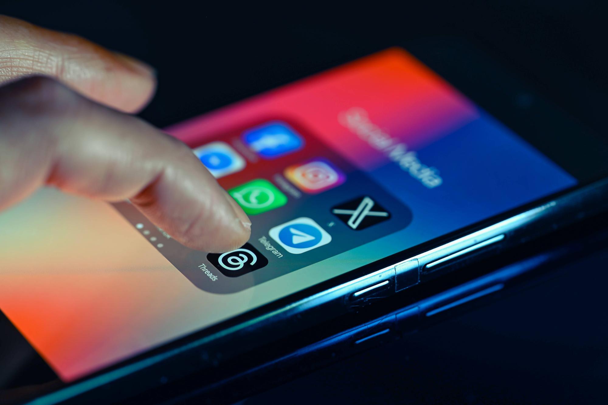 Social Media App Photo Illustration Close - up finger pointing to Threads mobile app displayed on a smartphone screen alongside that of Facebook,Whatsapp,Telegram,TikTok,X, on August 15, 2023, in Brussels, Belgium. Photo illustration by Jonathan Raa/NurPhoto Brussels Belgium PUBLICATIONxNOTxINxFRA Copyright: xJonathanxRaax originalFilename: raa-socialme230815_npVDE.jpg