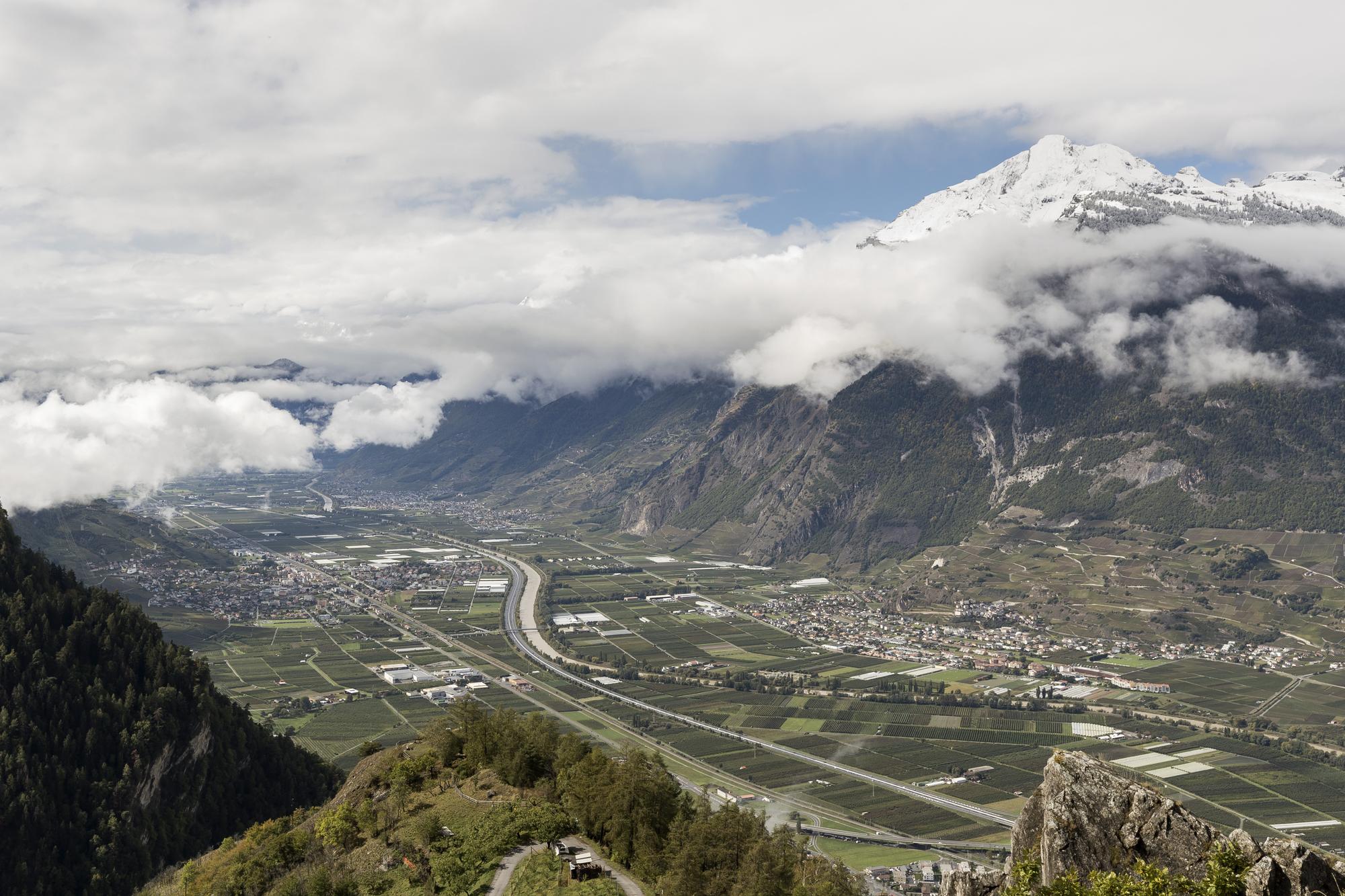 Le fleuve du Rhone qui passe dans la vallee du Rhone dans le Valais central entre les montagnes des Alpes vu depuis Iserable ce samedi, 3 octobre 2020 (KEYSTONE/Cyril Zingaro)