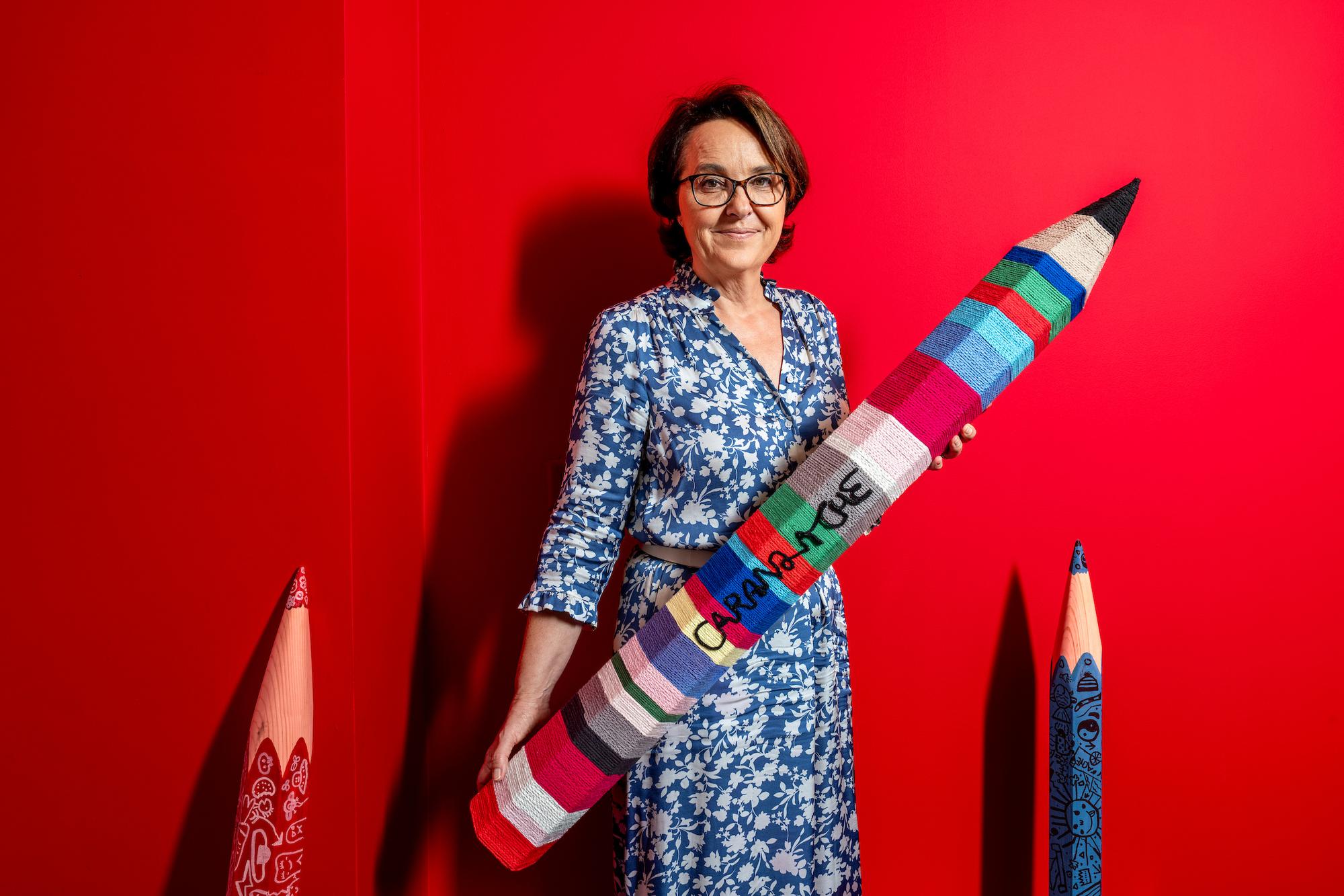 Carole Hübscher, Directrice chez Caran d'Ache, avec les crayons du concours du «Pädagogischer Dienst». Genève juin 2023. © Nicolas Righetti / Lundi13