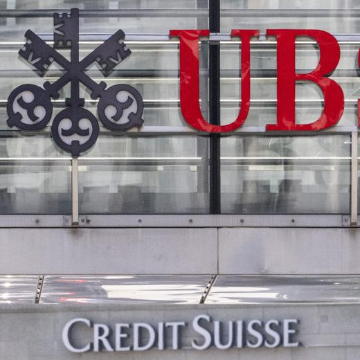Die beiden Logos der Banken UBS und Credit Suisse, aufgenommen am Montag, 12. Juni 2023 in Zuerich. Heute verkuendete die nunmehr einzige Schweizer Grossbank in einem offenen Brief: Die Uebernahme der Credit Suisse durch die UBS ist vollzogen. (KEYSTONE/Ennio Leanza)