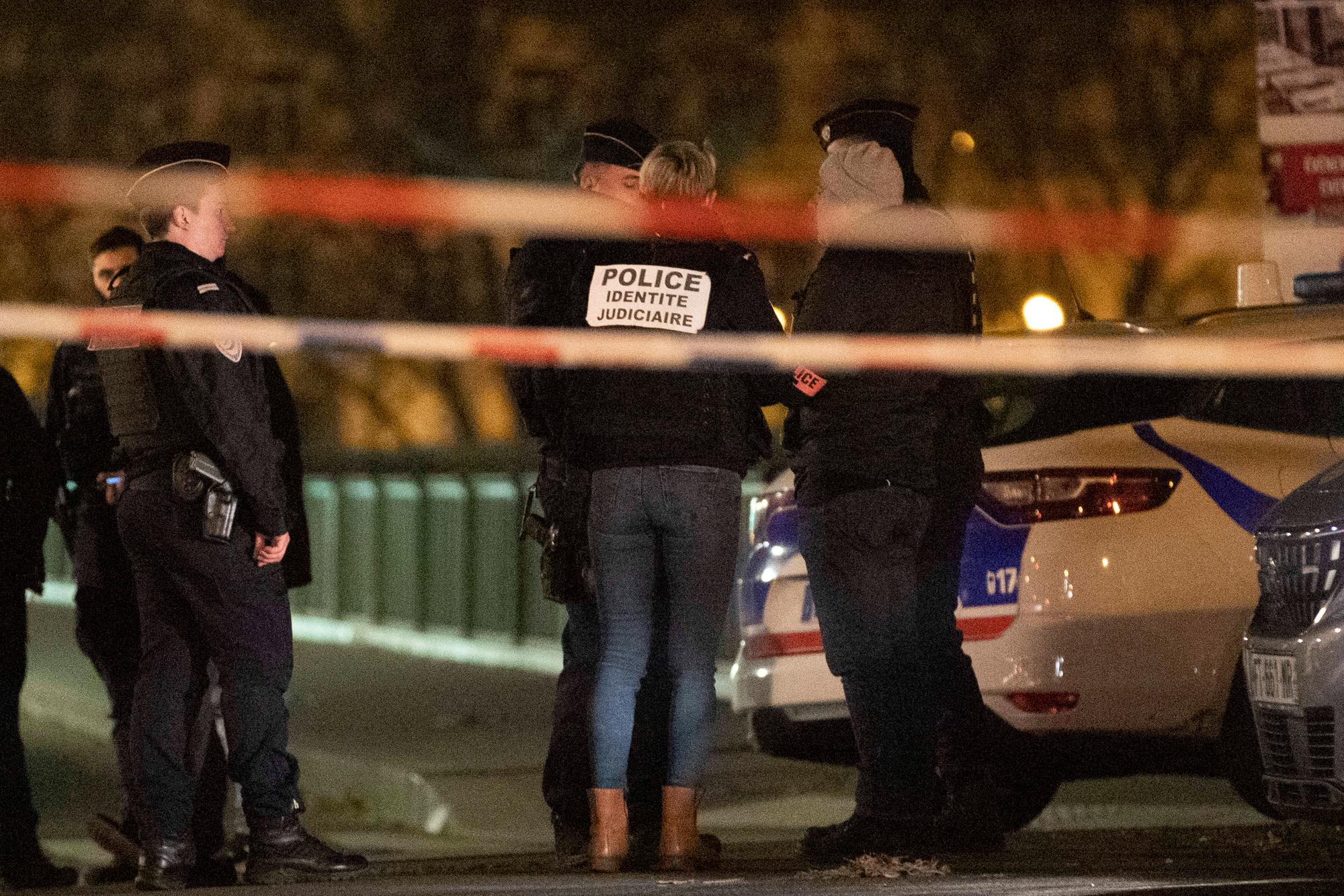 One Dead, Two Injured After Man Attacks Tourists Near Eiffel Tower - Paris Members of the judicial identity police at the scene of the terrorist knife attack near the Bir Hakeim bridge and Quai de Grenelle, where one person of German origin is reported dead and two injured. Armand R., who is believed to have carried out the attack, was known to French intelligence services. The suspect reportedly shouted Allah akbar before being arrested. Paris, December 3, 2023. Photos by JÃ rÃ my Paoloni/ABACAPRESS.COM Paris France PUBLICATIONxNOTxINxFRAxESPxUKxUSAxBELxPOL Copyright: xPaolonixJeremy/ABACAx