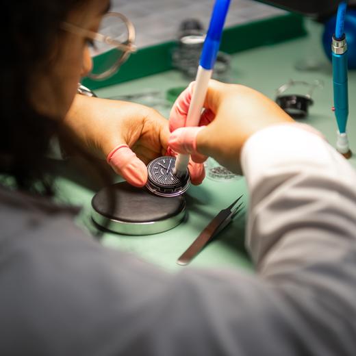 Une employée de l'entreprise Yema réalise l'assemblage d'une montre de la marque Yema, dans l'atelier de la manufacture horlogère Yema à Morteau, en France, le mardi 21 novembre 2023.