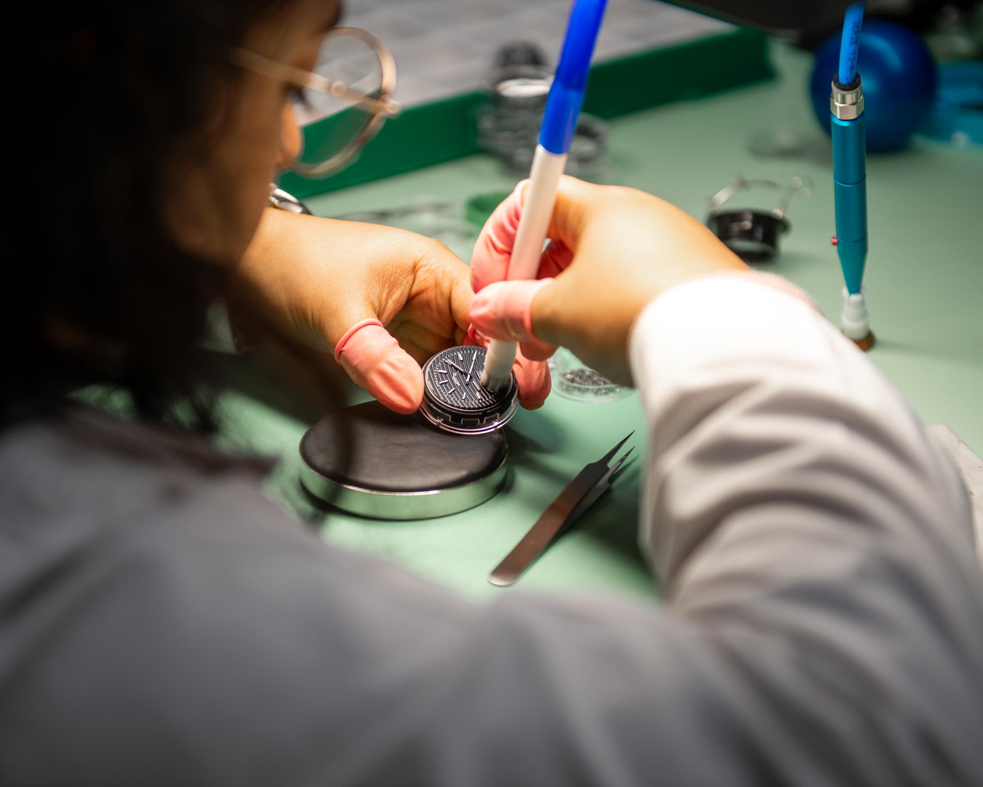 Une employée de l'entreprise Yema réalise l'assemblage d'une montre de la marque Yema, dans l'atelier de la manufacture horlogère Yema à Morteau, en France, le mardi 21 novembre 2023.