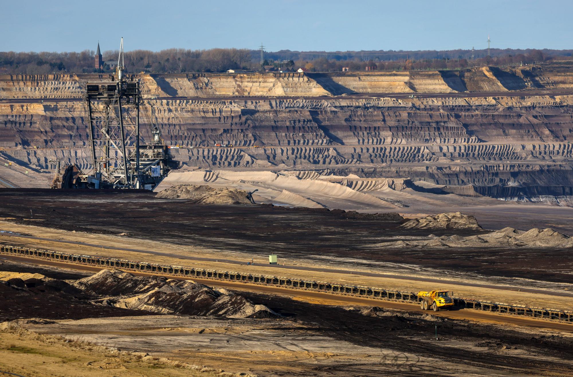 Erkelenz, Nordrhein-Westfalen, Deutschland - Rheinisches Braunkohlerevier, Schaufelradbagger im RWE Braunkohletagebau Garzweiler, hier bei Luetzerath. Hinten ein Kirchturm in Hochneukirch Juechen. Erkelenz Nordrhein-Westfalen Deutschland *** Erkelenz, North Rhine-Westphalia, Germany Rhenish lignite mining area, bucket wheel excavator in RWEs open pit lignite mine Garzweiler, here near Luetzerath Behind a church tower in Hochneukirch Juechen Erkelenz North Rhine-Westphalia Germany