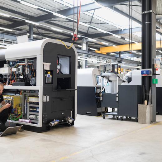 Produktion Halle von Tornos in Moutier am 21. August 2017.  Software und Test der Maschine (KEYSTONE/Gaetan Bally)