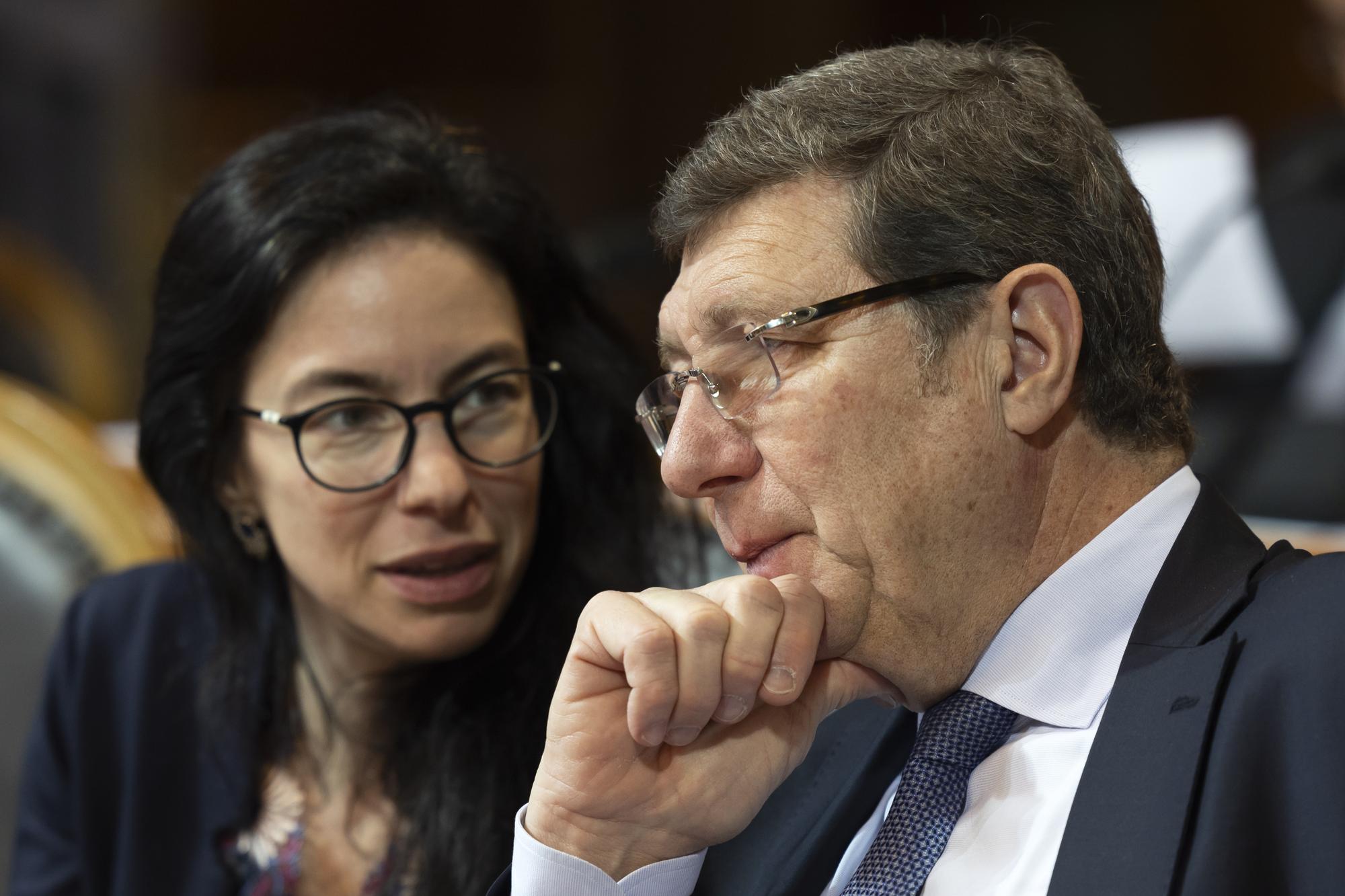 Le conseiller aux Etats Mauro Poggia (MCG/GE) discute avec la conseillère aux Etats Céline Vara (Verte/NE).