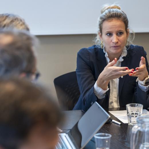 Delphine Bachmann, conseillere d'Etat chargee du departement de l'economie et de l'emploi (DEE), s'exprime lors d'une conference de presse pour presenter les premiers resultats sur l'introduction du salaire minimum a Geneve, ce jeudi 7 decembre 2023. Le mandat avait ete confie en 2021 a une equipe de chercheurs de l'Universite de Geneve et de la Haute ecole de gestion (HEG) pour evaluer notamment son impact sur le taux de chomage. (KEYSTONE/Martial Trezzini)