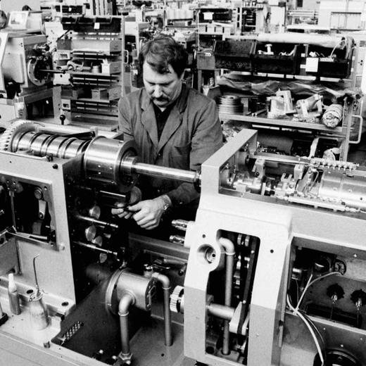 Unser Bild zeigt zwei Arbeiter der Firma Tornos-Bechler in Moutier BE (undatierte Aufnahme). Wie am Sonntag, 5. April 1998, bekannt wurde, will der Werkzeugmaschinen-Hersteller Tornos-Bechler die Loehne seiner 650 Angestellten an den Kurs des Euro koppeln. Generaldirektor Anton Menth hatte auf Anfrage gesagt, damit wolle man einer moeglichen Staerkung des Frankens gegenueber dem Euro entgegenwirken. So weit wie Tornos-Bechler wollen andere exportorientierte Schweizer Unternehmen zwar nicht gehen, aber Firmen wie ABB, Georg Fischer und Sulzer planen, ihre Zulieferanten in Euro auszuzahlen. (KEYSTONE)