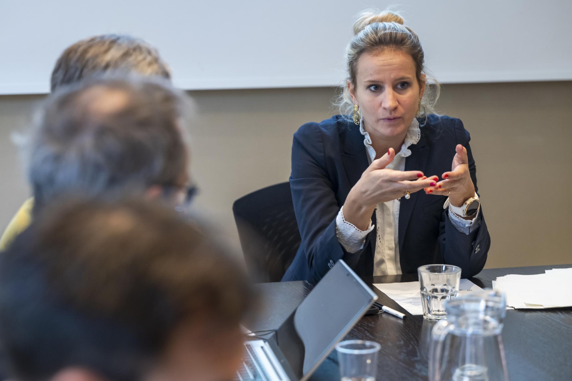 Delphine Bachmann, conseillere d'Etat chargee du departement de l'economie et de l'emploi (DEE), s'exprime lors d'une conference de presse pour presenter les premiers resultats sur l'introduction du salaire minimum a Geneve, ce jeudi 7 decembre 2023. Le mandat avait ete confie en 2021 a une equipe de chercheurs de l'Universite de Geneve et de la Haute ecole de gestion (HEG) pour evaluer notamment son impact sur le taux de chomage. (KEYSTONE/Martial Trezzini)