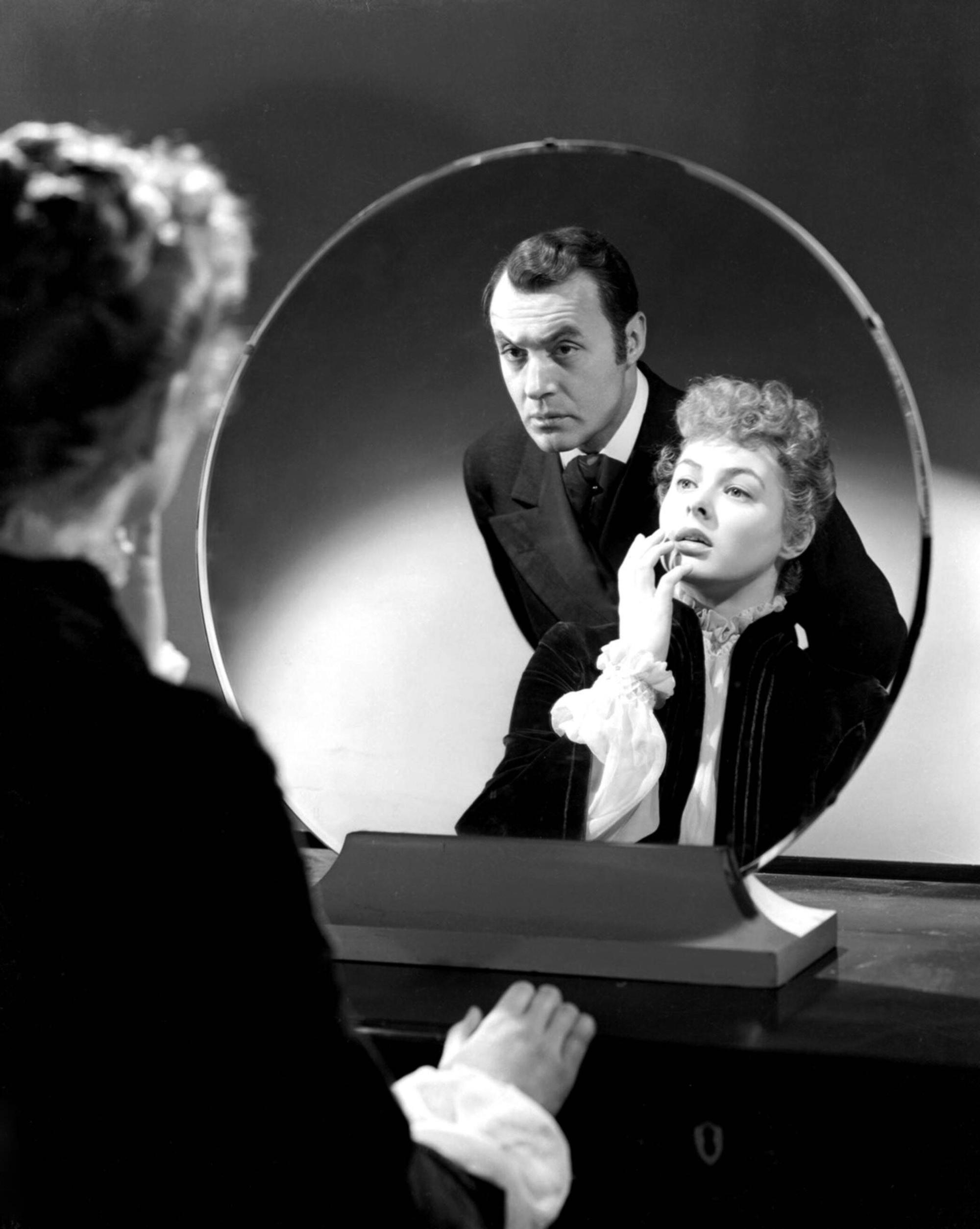 GASLIGHT, Charles Boyer, Ingrid Bergman, 1944 Courtesy Everett Collection ACHTUNG AUFNAHMEDATUM GESCHÄTZT PUBLICATIONxINxGERxSUIxAUTxONLY Copyright: xCourtesyxEverettxCollectionx MCDGASL EC002