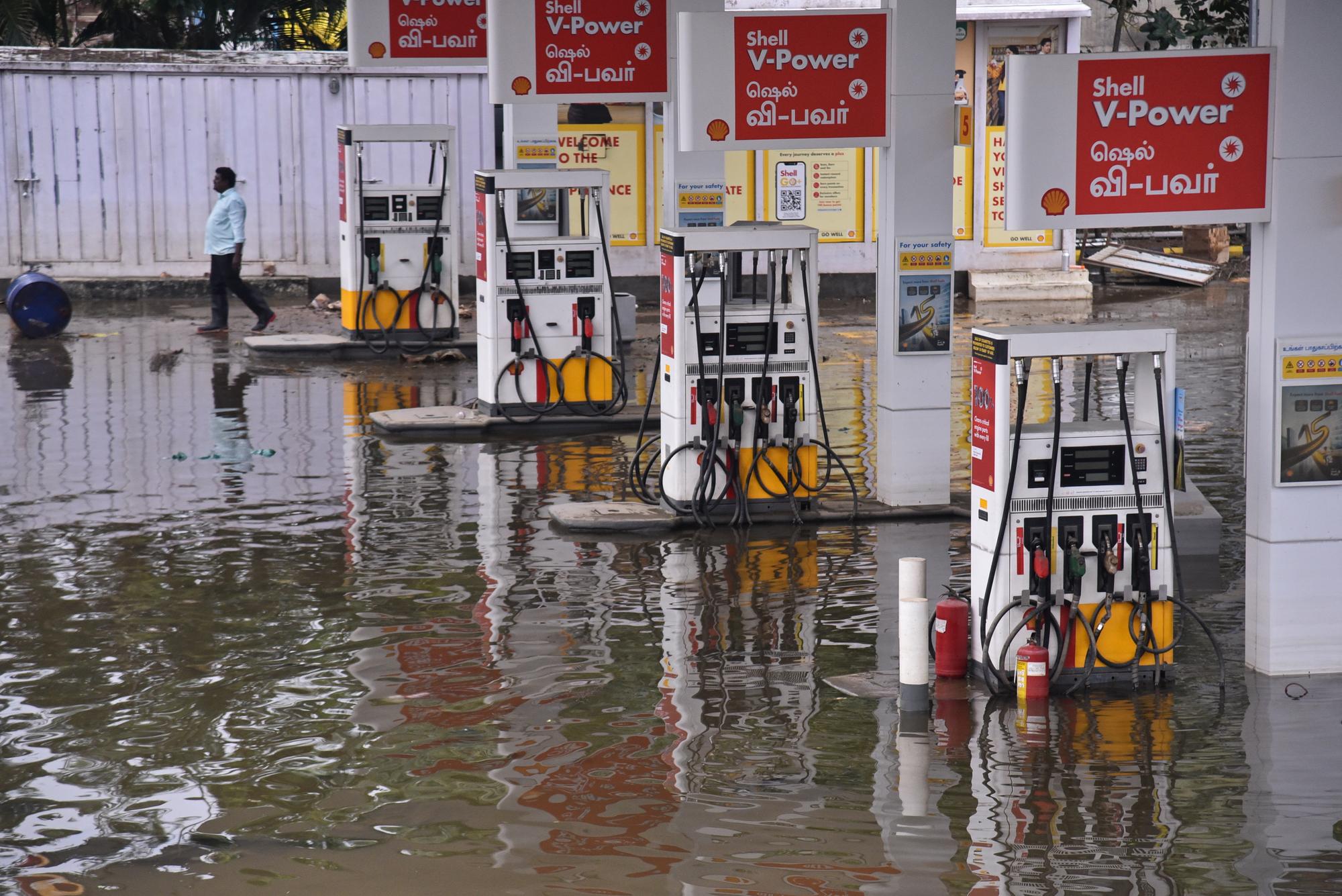 epa11015617 A petrol station is flooded following heavy rainfall due to Cyclone Michaung, in Chennai, India, 07 December 2023. Several areas in Chennai remained inundated and severely affected due to torrential rains and floods following heavy rainfall due to the influence of the cyclone. Authorities have declared a holiday for educational institutions as several areas were affected by floods due to Cyclone Michaung. EPA/IDREES MOHAMMED