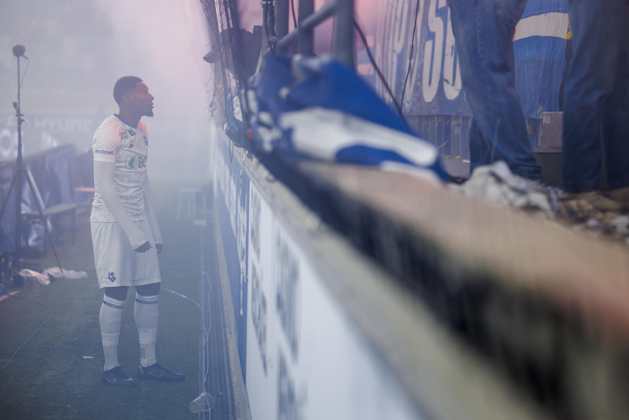 L'attaquant lausannois Brighton Labeau parle avec les supporters suite aux nombreux fumigenes lors de la rencontre de football de Super League entre le FC Lausanne-Sport, LS, et le Servette FC, SFC, ce samedi 9 decembre 2023 au stade de la Tuiliere a Lausanne. (KEYSTONE/Valentin Flauraud)