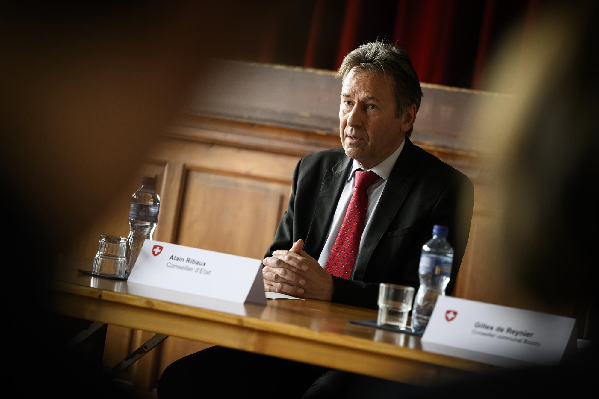 Le Conseiller d'Etat neuchatelois Alain Ribaux repond aux questions des journalistes lors d'un point presse apres une visite au centre federal pour requerants d?asile de Boudry, dans le canton de Neuchatel, ce lundi 24 avril 2023 a Boudry. (KEYSTONE/Gabriel Monnet)