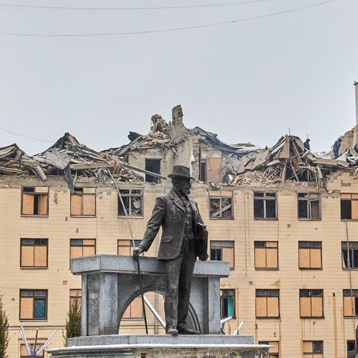 epa10448650 The statue of architect Alexei Beketov in front of a damaged building of the Kharkiv National University of Urban Economy following a missile strike in Kharkiv, northeastern Ukraine, 05 February 2023, amid Russia's invasion. At least four people were injured after two Russian missiles hit downtown Kharkiv on 05 February, the head of the Kharkiv regional military administration, Oleg Sinegubov wrote on telegram. Kharkiv and surrounding areas have been the target of heavy shelling since February 2022, when Russian troops entered Ukraine starting a conflict that has provoked destruction and a humanitarian crisis. EPA/SERGEY KOZLOV
