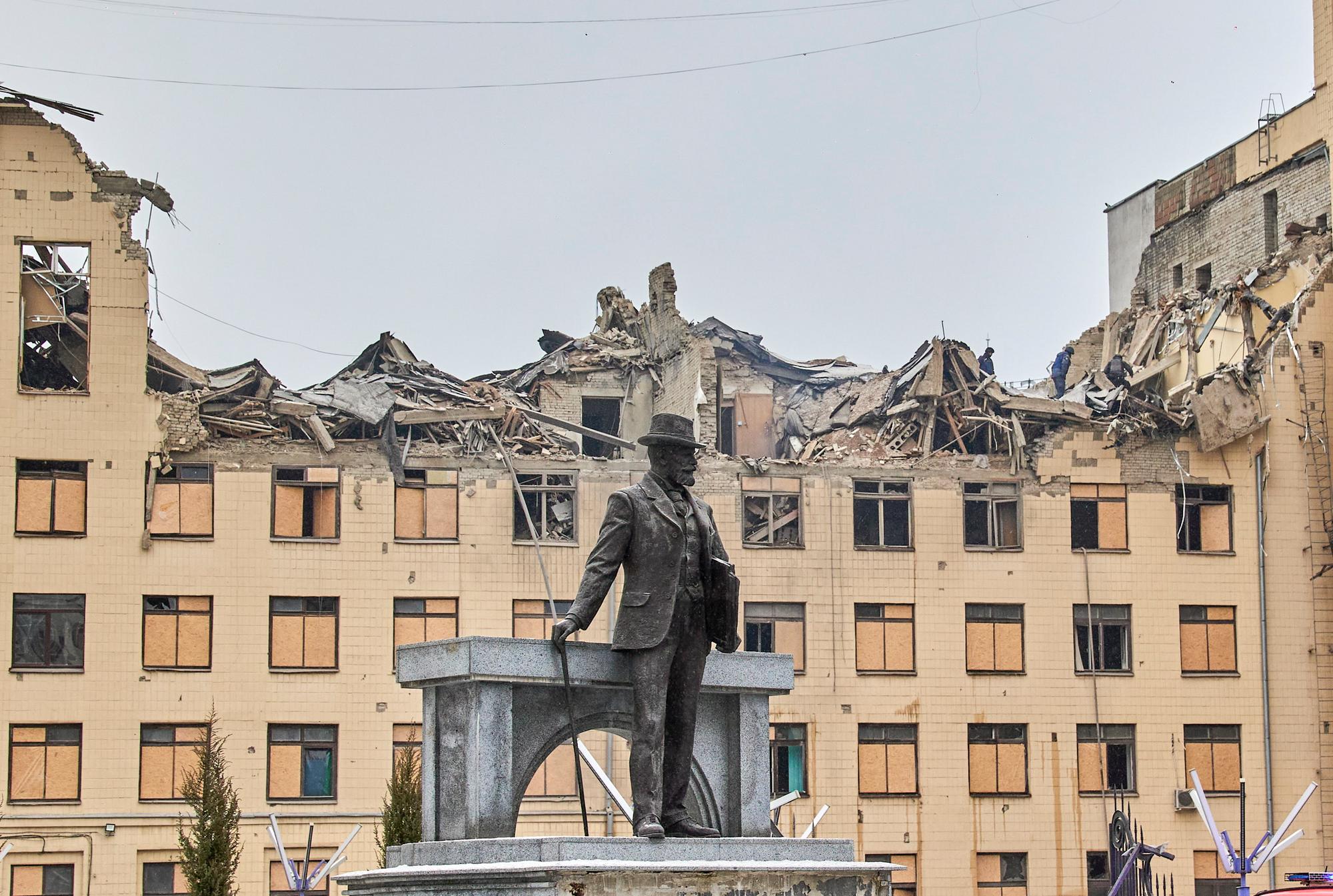 epa10448650 The statue of architect Alexei Beketov in front of a damaged building of the Kharkiv National University of Urban Economy following a missile strike in Kharkiv, northeastern Ukraine, 05 February 2023, amid Russia's invasion. At least four people were injured after two Russian missiles hit downtown Kharkiv on 05 February, the head of the Kharkiv regional military administration, Oleg Sinegubov wrote on telegram. Kharkiv and surrounding areas have been the target of heavy shelling since February 2022, when Russian troops entered Ukraine starting a conflict that has provoked destruction and a humanitarian crisis. EPA/SERGEY KOZLOV