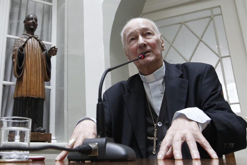 Bischof Bernard Genoud spricht waehrend einer Medienkonferenz ueber seinen Gesundheitszustand, am Freitag, 26. Maerz 2010, in Fribourg. (KEYSTONE/Peter Klaunzer)