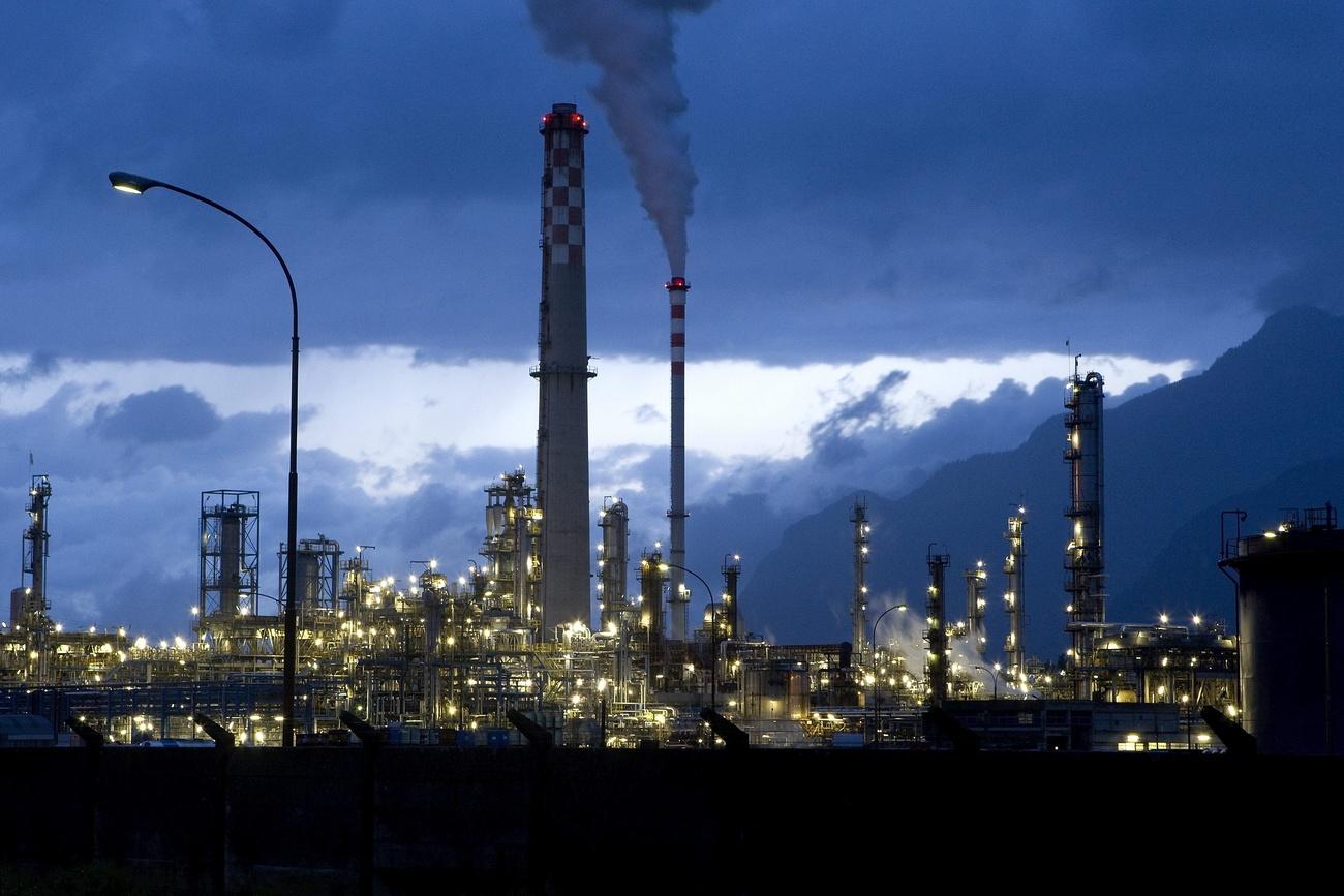 La Raffinerie TAMOIL est photographie ce jeudi 11 juin 2009 a Collombey dans le Chablais. Apres avoir ete perquisitionnee mardi par les polices cantonales vaudoise et valaisanne, la raffinerie de TAMOIL a Collombey (VS) suspend sa production. (KEYSTONE/Jean-Christophe Bott)