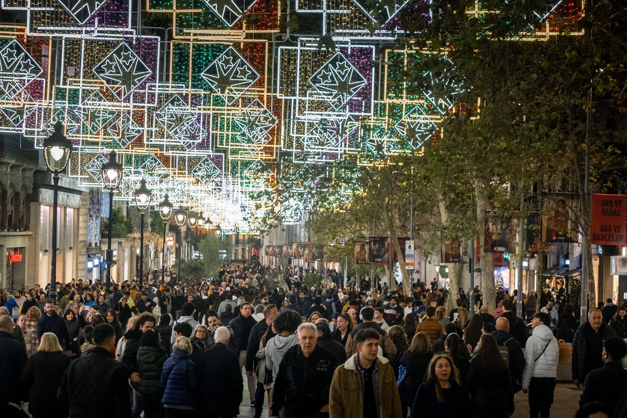 Christmas Time in Barcelona, Spain - 10 Dec 2023 A crowd of people are seen under the Christmas lights in the Portaferrisa shopping area. The city of Barcelona is already immersed in the Christmas season. Christmas decorations, craft fairs, and Christmas street lighting in shopping centers encourage sales and entertain families. Barcelona Catalonia Spain NOxUSExINxGERMANY PUBLICATIONxINxALGxARGxAUTxBRNxBRAxCANxCHIxCHNxCOLxECUxEGYxGRExINDxIRIxIRQxISRxJORxKUWxLIBxLBAxMLTxMEXxMARxOMAxPERxQATxKSAxSUIxSYRxTUNxTURxUAExUKxVENxYEMxONLY Copyright: xSOPAxImagesx Editorial use only sipausa_50081116