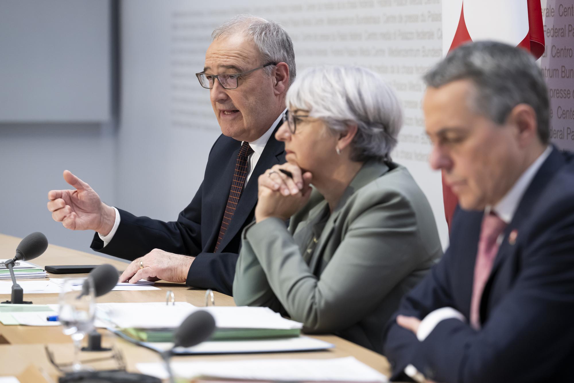 Bundesrat Guy Parmelin, links, spricht neben Bundesraetin Elisabeth Baume-Schneider, Mitte, und Bundesrat Ignazio Cassis, rechts, an einer Medienkonferenz ueber das Verhandlungsmandat mit der Europaeischen Union, am Freitag, 15. Dezember 2023, im Medienzentrum Bundeshaus in Bern.(KEYSTONE/Anthony Anex)