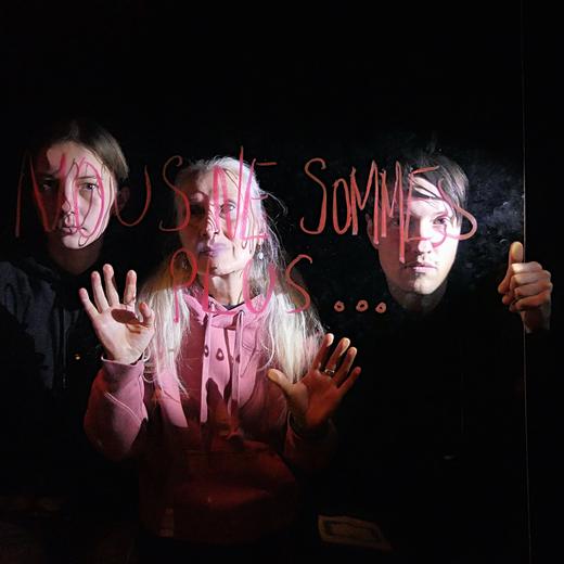 Les comédiens russes du théâtre KnAM rivalisent d'inventions graphiques et poétiques pour faire face aux démons du désespoir.