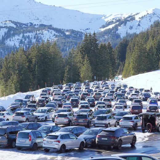 Foto Manuel Geisser 18.12.2023 Glaubenberg.Sarnen Kanton Obwalden Schweiz Bild :Uebervolle Autoparkplaetze *** Photo Manuel Geisser 18 12 2023 Glaubenberg Sarnen Canton Obwalden Switzerland Picture Overcrowded parking lots