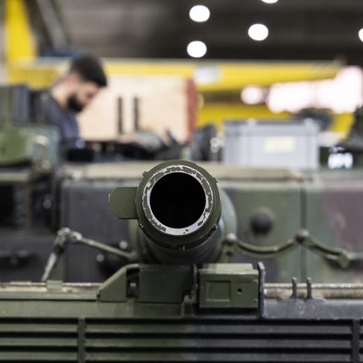Ein Mechaniker wartet den Panzerturm vom Typ Leopard 2 in einer Wartungshalle der RUAG, am Montag, 20. Maerz 2023, in Thun. (KEYSTONE/Peter Schneider)