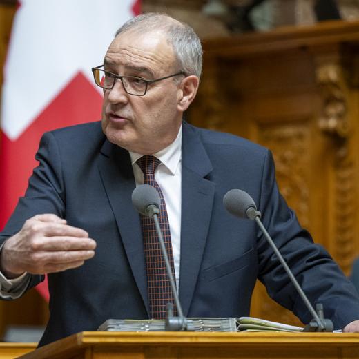 Bundesrat Guy Parmelin spricht im Nationalrat an der Wintersession der Eidgenoessischen Raete, am Montag, 18. Dezember 2023, in Bern. (KEYSTONE/Peter Schneider)