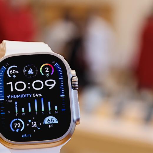 epa11036624 The Series 9 Apple Watch is on display at the Apple Store in Austin, Texas, USA, 18 December 2023. Apple will be stopping the sales of the Series 9 and Ultra 2 version of the watch due to an ongoing patent dispute with medical technology company Masimo, according to a statement released by Apple on 18 December. Watches will not be available for purchase online starting on December 21 and in stores on December 24. EPA/ADAM DAVIS