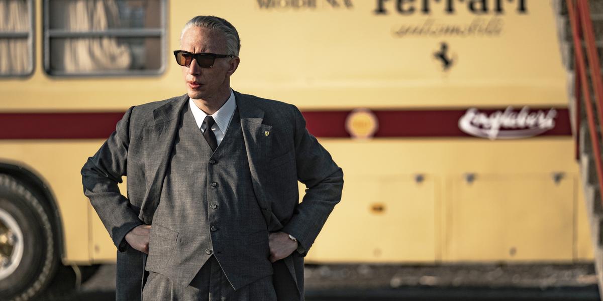 Adam Driver (le bien nommé) incarne Enzo Ferrari, dit «il Commendatore», dans le film de Michael Mann, qui sort en salle le 26 décembre.