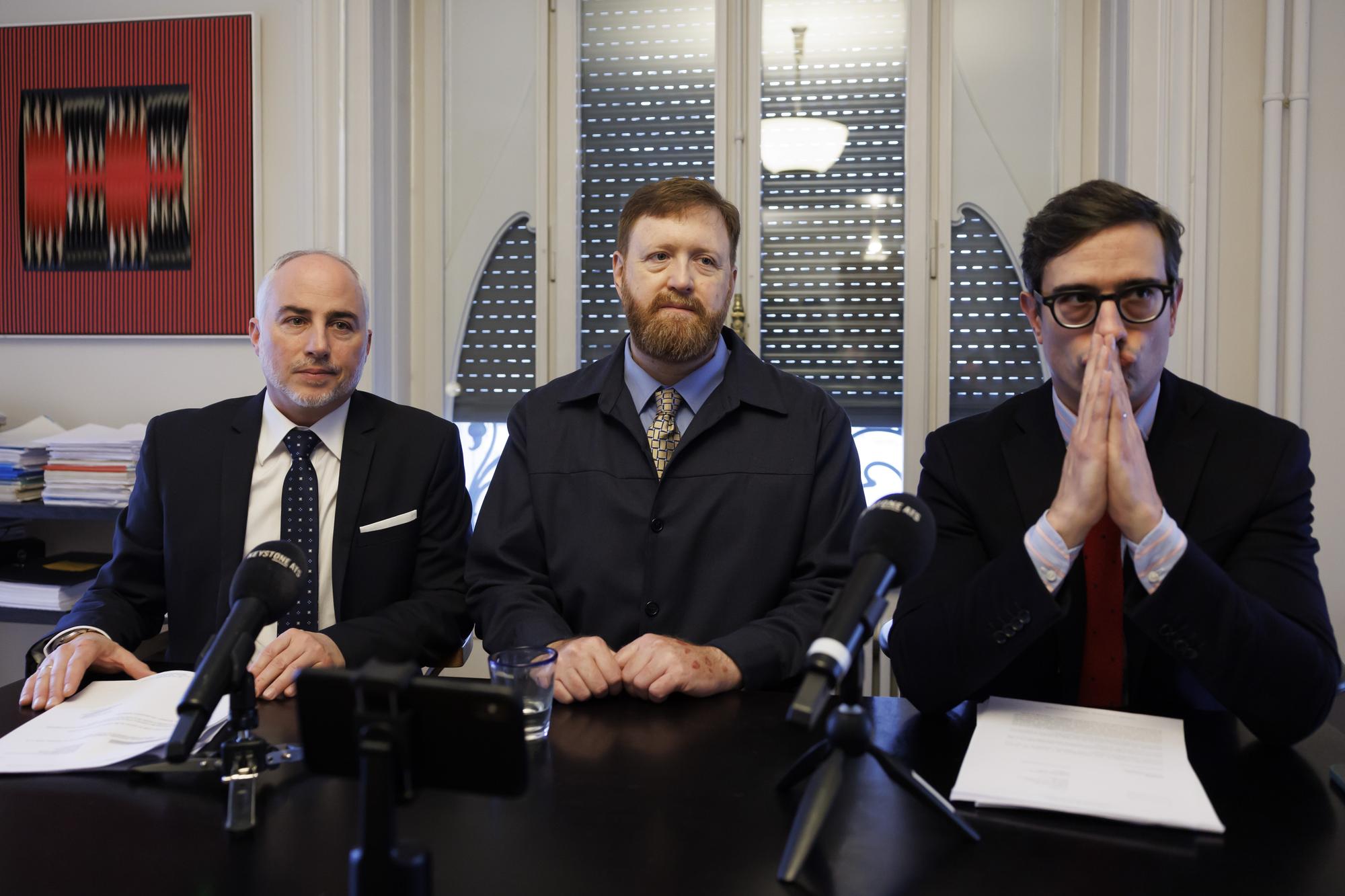 Former head of Guatemala's national police Erwin Sperisen, centre, between his lawyers Florian Baier, left, and Giorgio Campa, right, talks to the media during a new press conference, in Geneva, Switzerland, Monday, December 18, 2023. The judgment of Swiss Federal Court asks the Criminal Chamber of Appeal and Revision" of the Canton of Geneva to resume the investigation after has overturned the 15-year prison sentence of Erwin Sperisen, Guatemala's former police chief, for complicity in murder in Guatemala. (KEYSTONE/Salvatore Di Nolfi)