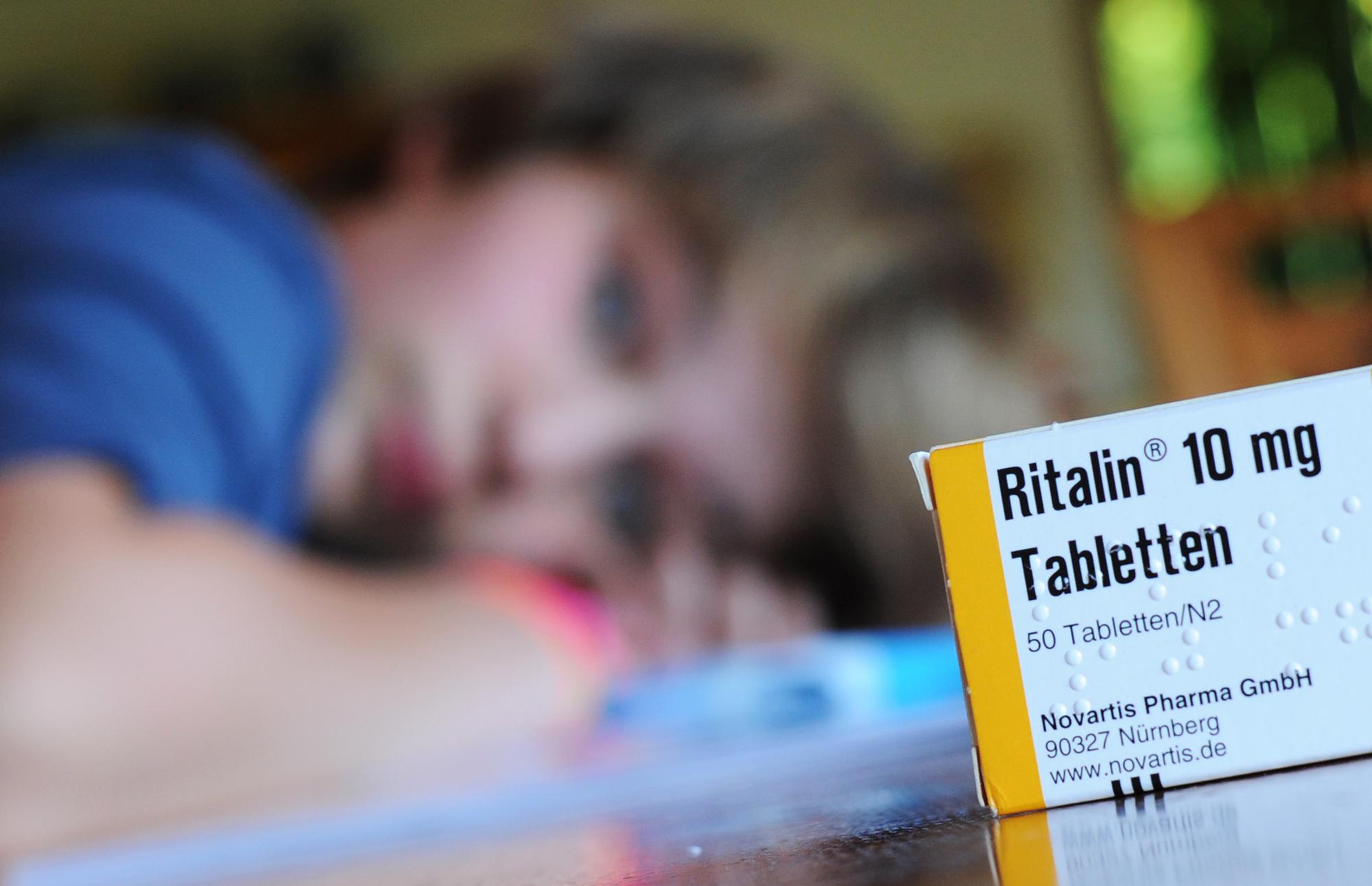 ARCHIV - ILLUSTRATION - SYMBOLBILD - 02.05.2011, Nordrhein-Westfalen, Arnsberg: Eine Packung des Medikaments Ritalin des Herstellers Novartis steht auf einem Tisch, an dem ein zehnjähriger Junge seine Hausaufgaben erledigt. (zu dpa «Was hilft dem Zappelphilipp?» vom 22.06.2018) Foto: Julian Stratenschulte/dpa +++ dpa-Bildfunk +++ (KEYSTONE/DPA/Julian Stratenschulte)
