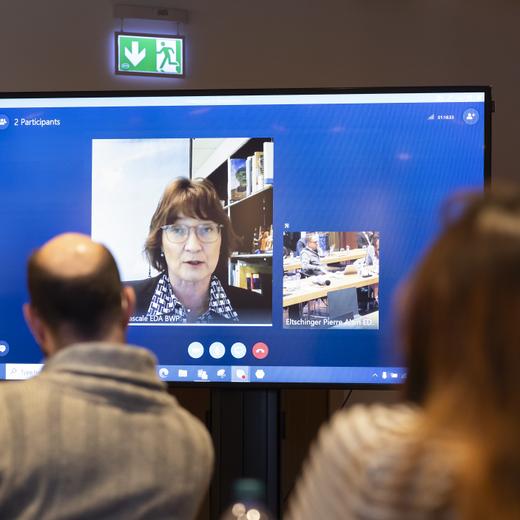 Botschafterin Pascale Baeriswyl, Chefin der Schweizer Mission bei den Vereinten Nationen in New York, zugeschaltet ueber einen Bildschirm aus New York, spricht waehrend einem Hintergrundgespraech des EDA ueber eine erste Bilanz des Schweizer Engagements im Sicherheitsrat, am Dienstag, 19. Dezember 2023, in Bern. Die Schweiz ist seit dem 1. Januar 2023 nichtstaendiges Mitglied des UNO-Sicherheitsrates. Ende 2023 geht das erste Jahr ihres zweijaehrigen Mandats zu Ende. (KEYSTONE/Peter Klaunzer)