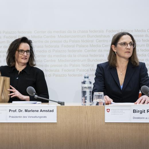Marlene Amstad, Praesidentin des Verwaltungsrats und Birgit Rutishauser, Direktorin a.i, von links, von der Finanz Marktaufsicht FINMA, erscheinen an einer Medienkonferenz ueber die Aufarbeitung der Credit Suisse Krise, am Dienstag, 19. Dezember 2023, in Bern. (KEYSTONE/Peter Schneider)