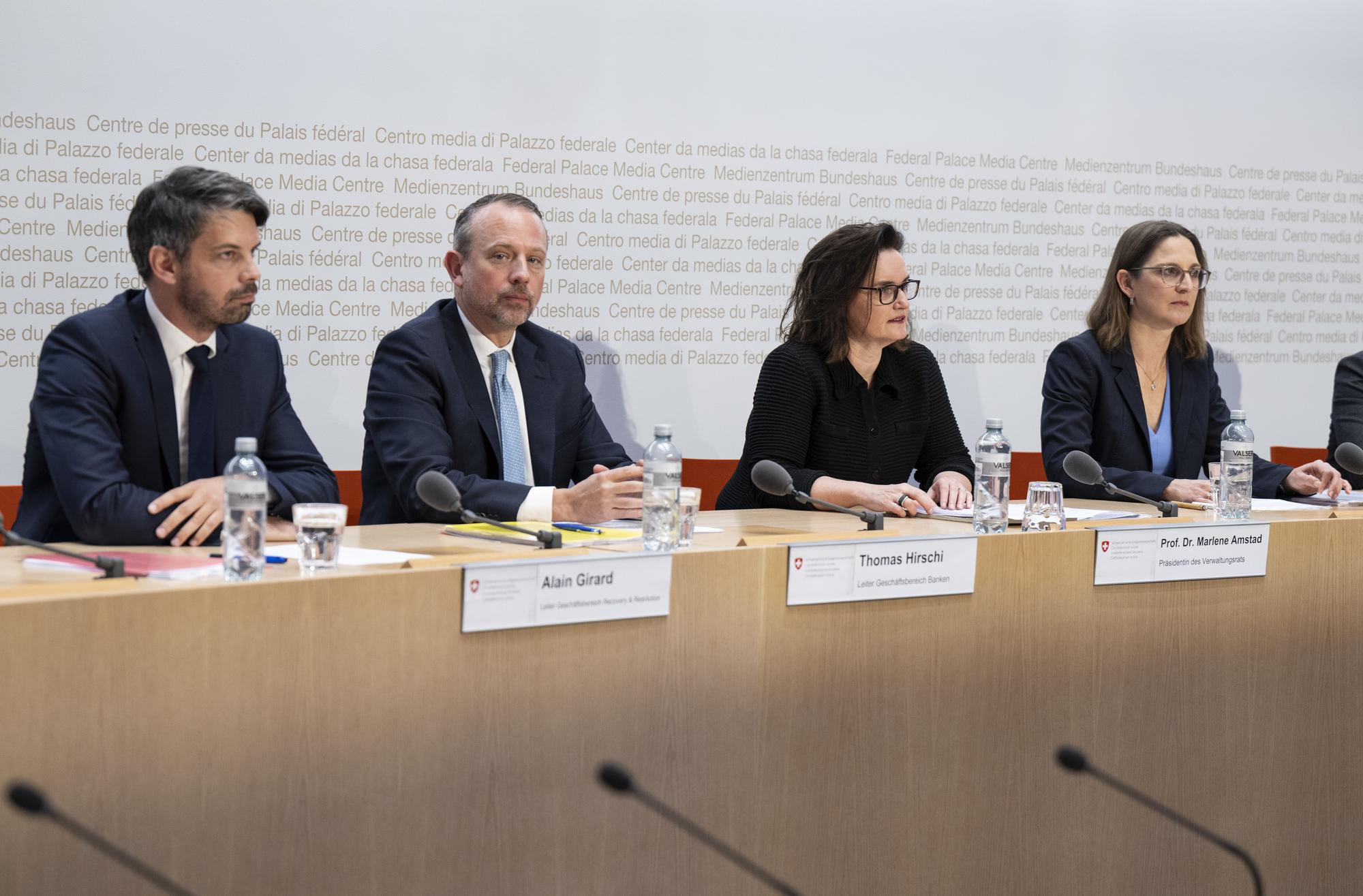 Alain Girard, Leiter Geschaeftsbereich Recovery und Resolution, Thomas Hirschi, Leiter Geschaeftsbereich Banken, Marlene Amstad, Praesidentin des Verwaltungsrats und Birgit Rutishauser, Direktorin a.i, von links, von der Finanz Marktaufsicht FINMA, orientieren ueber die Aufarbeitung der Credit Suisse Krise, am Dienstag, 19. Dezember 2023, in Bern. (KEYSTONE/Peter Schneider)