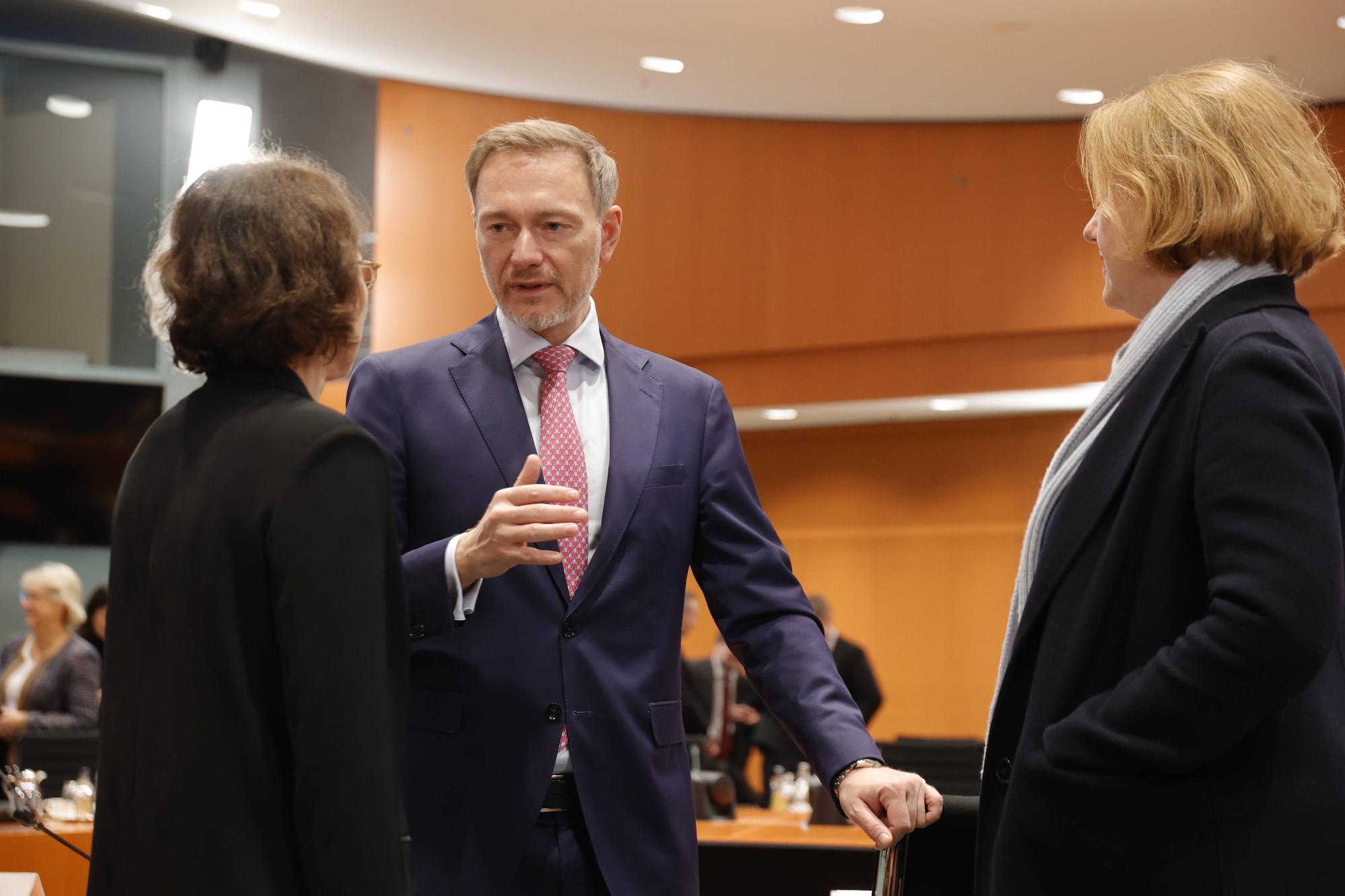 Christian Lindner, Bundesminister der Finanzen, Lisa Paus, Bundesministerin für Familie, Senioren, Frauen und Jugend , Deutschland, Berlin, Bundeskanzleramt, Das Bundeskabinett befasst sich in seiner 85. Sitzung am 20. Dezember 2023 unter anderem mit dem Gesetzentwurf zur Modernisierung des Postrechts. *** Christian Lindner, Federal Minister of Finance, Lisa Paus, Federal Minister for Family Affairs, Senior Citizens, Women and Youth , Germany, Berlin, Federal Chancellery, At its 85th meeting on 20 December 2023, the Federal Cabinet will discuss, among other things, the draft bill to modernize postal law