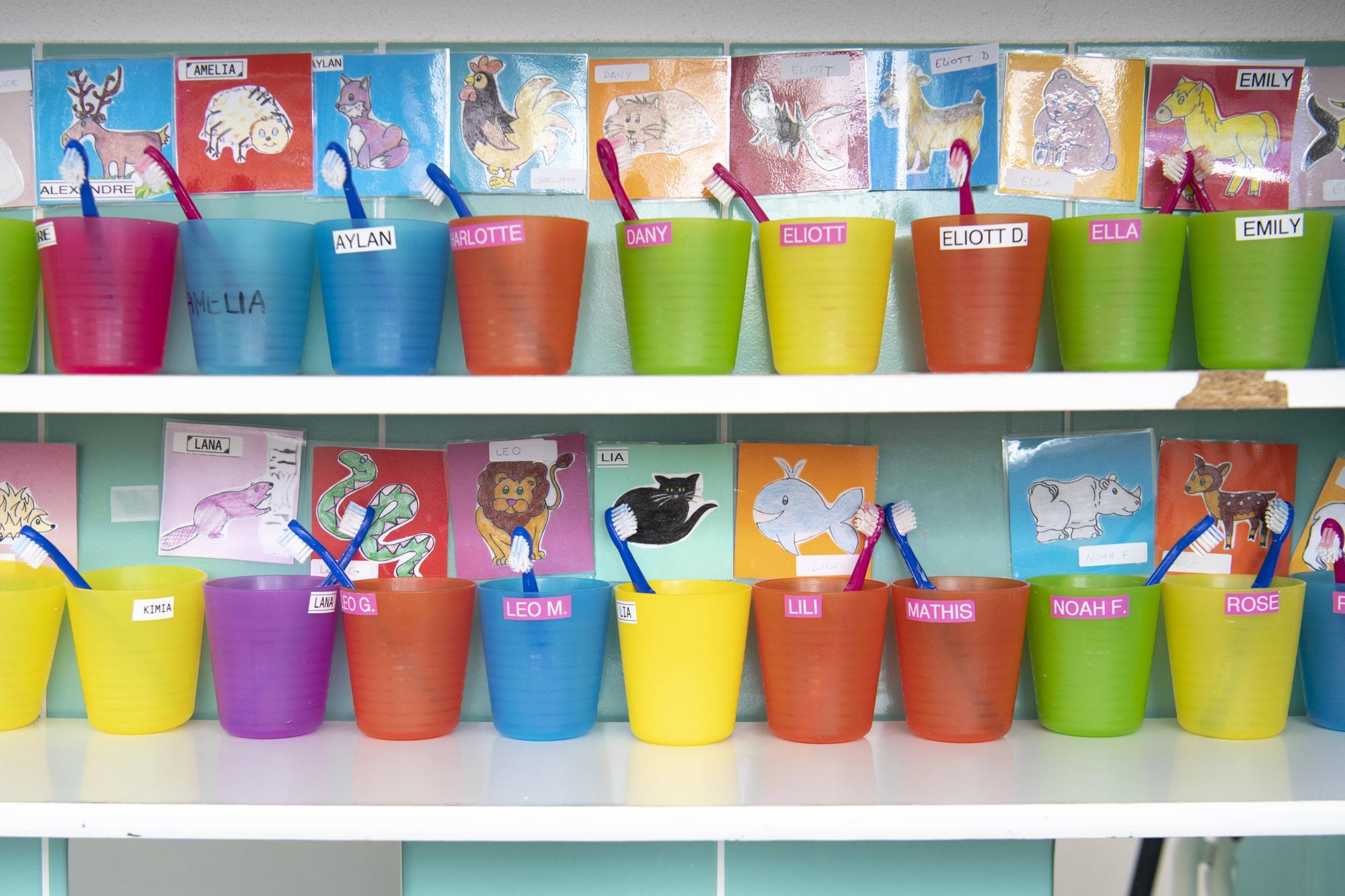 Les brosses a dents des enfants dans le secteur garderie de la creche privee Nursery-Garderie Petites Couleurs lors de la pandemie de Coronavirus (Covid-19) ce mardi 28 avril 2020 a Denges. Apres 6 semaines de fermeture forcee, la garderie d'enfant Petites Couleurs est ouverte a nouveau, avec une capacite d'accueil resteinte a 30% de l'accueil habituel. (KEYSTONE/Laurent Gillieron)