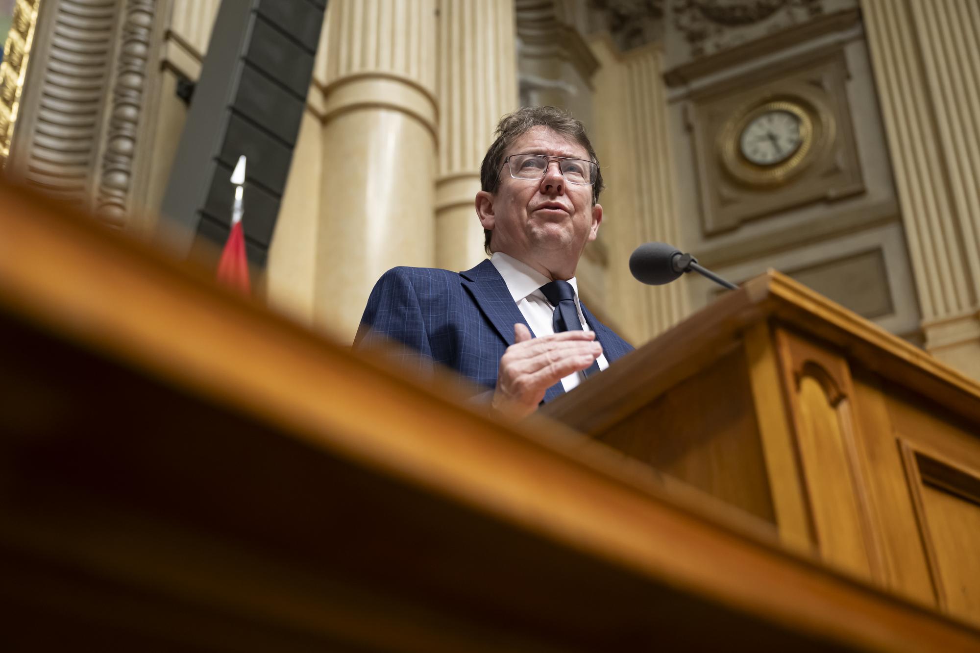 Bundesrat Albert Roesti spricht waehrend der Wintersession der Eidgenoessischen Raete, am Donnerstag, 21. Dezember 2023 im Nationalrat in Bern. (KEYSTONE/Anthony Anex)