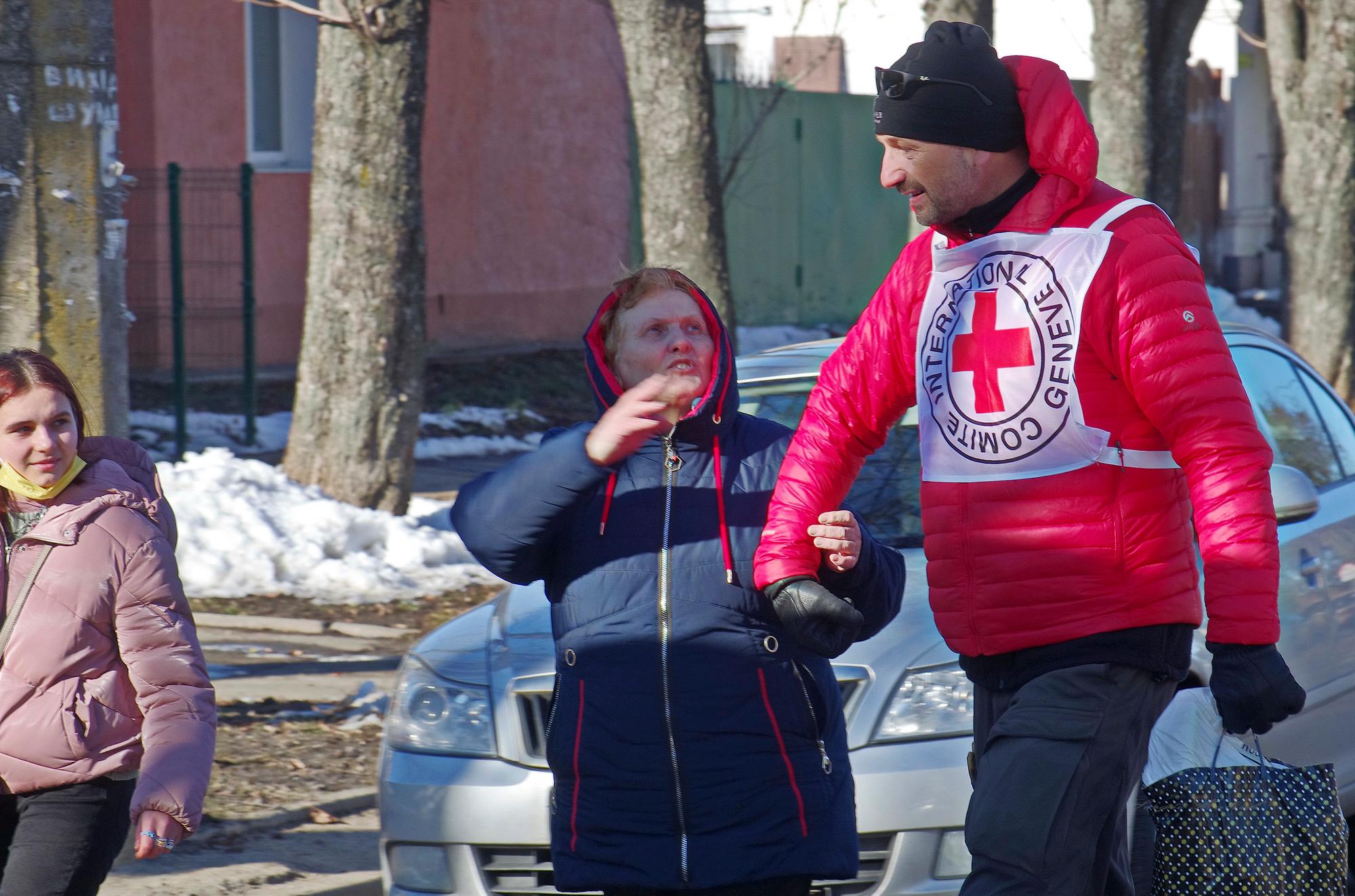 Sumy. Le CICR et la Société de la Croix-Rouge d'Ukraine facilitent l'évacuation en toute sécurité de civils. Sumy. The ICRC with the Ukrainian Red Cross Society is helping to facilitate the safe passage of civilians out of the city.