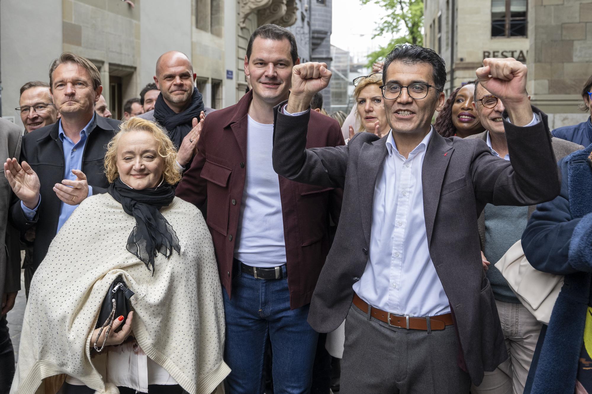 Le candidat au Conseil d'Etat, Pierre Maudet, Libertes et Justice sociale, arrive avec les membres de son parti, lors du second tour de l'election du Conseil d'Etat genevois, ce dimanche 30 avril 2023 a l'Hotel de Ville a Geneve lieu de la presentation des resultats du deuxieme tour de l'election du Conseil d'Etat genevois. (KEYSTONE/Martial Trezzini)
