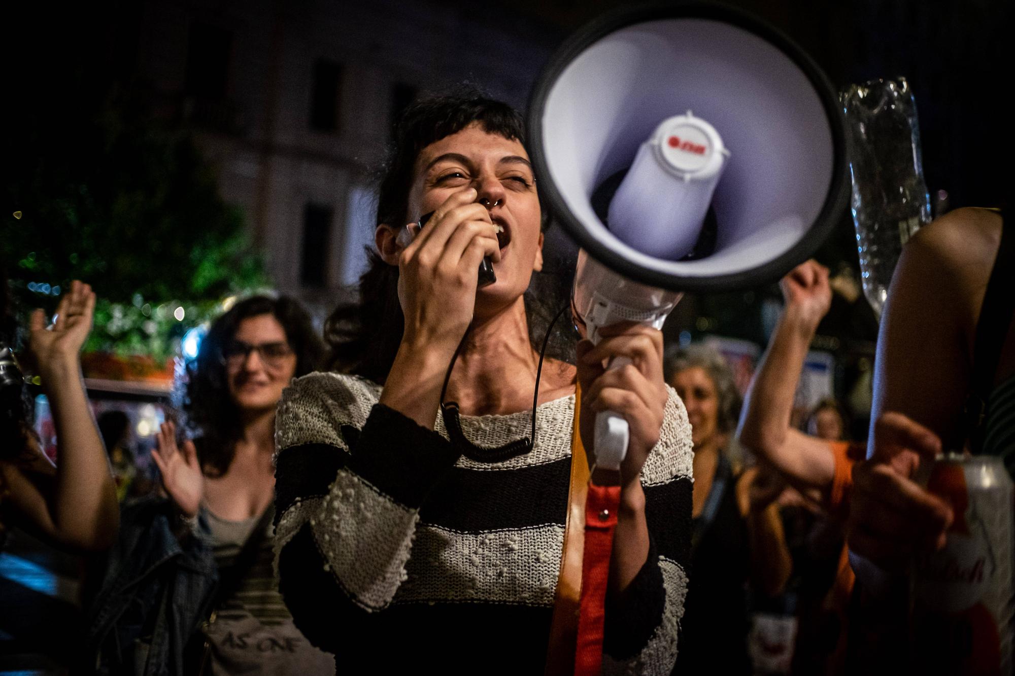December 23, 2023, Buenos Aires, Argentina: Protesters blocked Rivadavia Street, in front of the National Congress, demanding a national strike. Buenos Aires Argentina - ZUMAf175 20231223_zip_f175_064 Copyright: xDaniellaxFernandezxRealinx