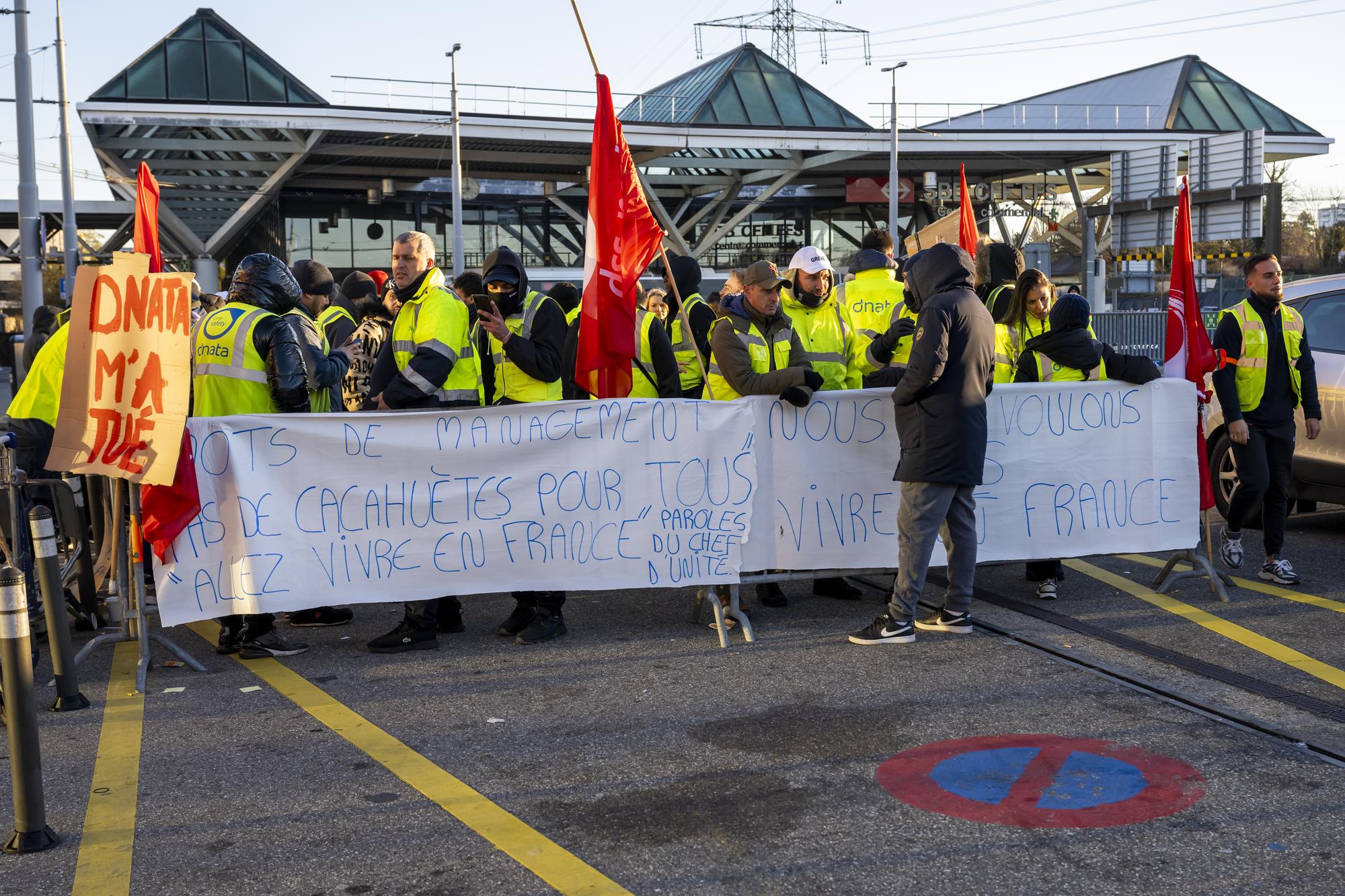 Les employes de la societe Dnata sont en greve, ce dimanche 24 decembre 2023 a l'Aeroport International (AIG) Geneve. Le syndicat SSP a annonce une greve du personnel de l'entreprise de Dnata a partir de dimanche. Cette societe assure une partie de l'assistance au sol a l'aeroport de Geneve. Les negociations sont toujours au point mort entre le personnel et la direction de l'entreprise Dnata. (KEYSTONE/Martial Trezzini)