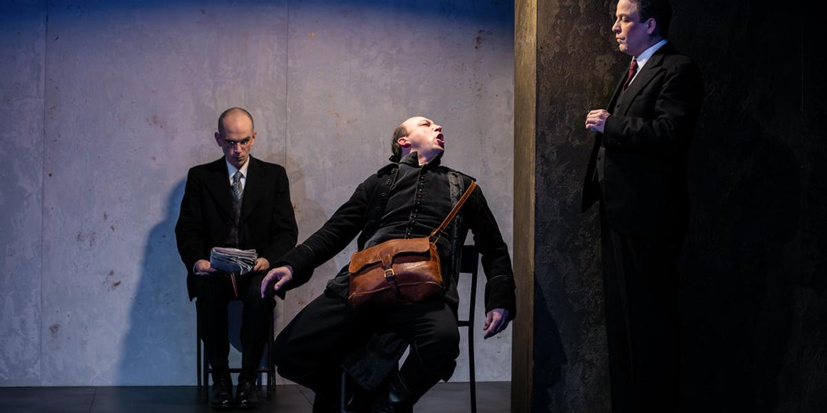 Frank Arnaudon (au centre) incarne magnifiquement un Figaro plongée dans la lessiveuse des années 1930.