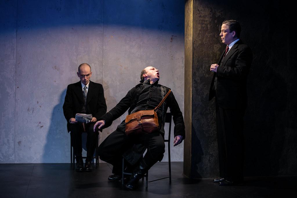 Frank Arnaudon (au centre) incarne magnifiquement un Figaro plongée dans la lessiveuse des années 1930.