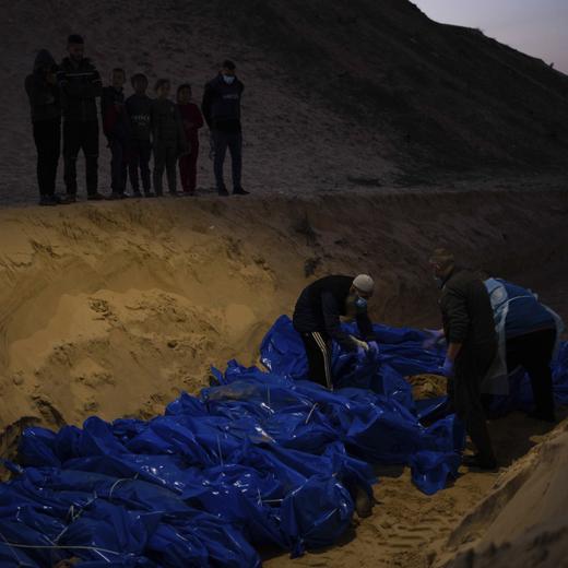 Enterrement dans une fosse commune de 80 Palestiniens tués dans la guerre à Gaza dont le corps a été rendu par Israël