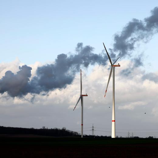 Impression vom RWE-Kraftwerk Bergheim Niederaußem. Das Kohlekraftwerk zieht seine Schwaden in die kalte Winterluft. In der Umgebung glänzen Strommasten, Windräder und Wolkenformationen in der kalten Wintersonne. Stadtwerke geben bekannt: Strompreise steigen für Privathaushalte 2024 um 32 Prozent. Grund ist eine Entscheidung der Bundesregierung, Gelder in Höhe von 5,5 Milliarden zur Stabilisierung der Netzentgelte zu streichen. Themenbild, Symbolbild. Bergheim, 26.12.2023 NRW Deutschland *** Impression of RWEs Bergheim Niederaussem power plant The coal-fired power plant billows out into the cold winter air In the surrounding area, electricity pylons, wind turbines and cloud formations gleam in the cold winter sun Municipal utilities a Copyright: xChristophxHardtx